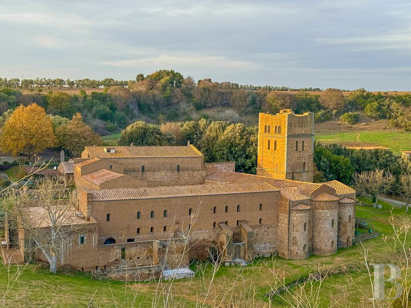 En Italie, au sud de Tuscania dans la province de Viterbe, une ancienne abbaye cistercienne réhabilitée au tournant du siècle - photo  n°5